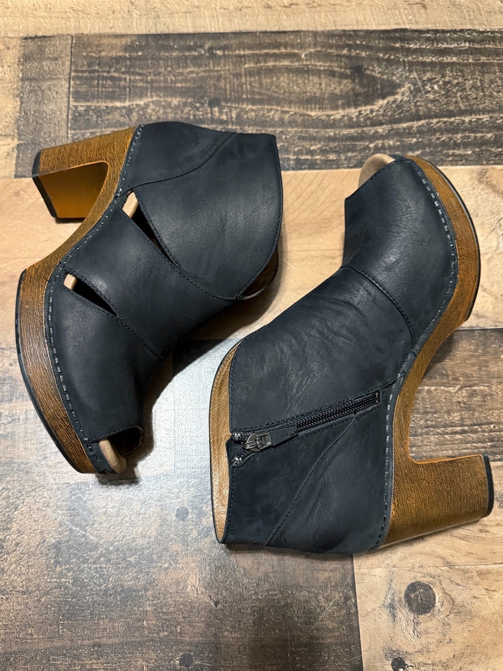 Dansko ‘Delphina” Heeled Sandal - Picture 2 of 8